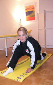 Foto von Fr. Dr. Stelzl bei einer Gymnastikbung