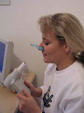 Foto von Fr. Dr. Stelzl mit dem Lungenfunktionstestgert