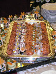 Foto einer ppigen Platte eines kalten Bffets