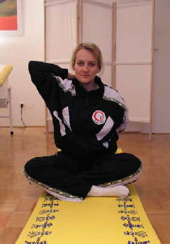 Foto von Fr. Dr. Stelzl bei einer Dehnungsbung